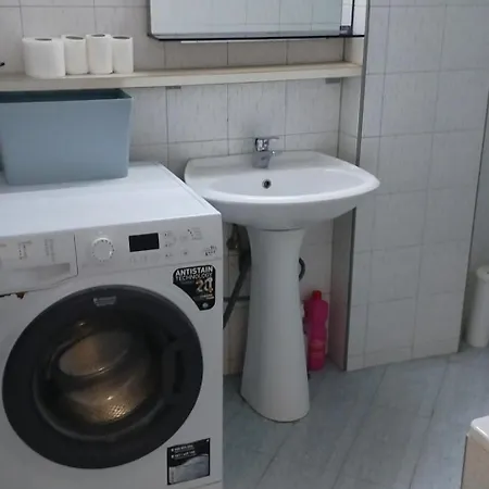 Center Apartment-sleeps5-balcony-live Neighborhood شقة *