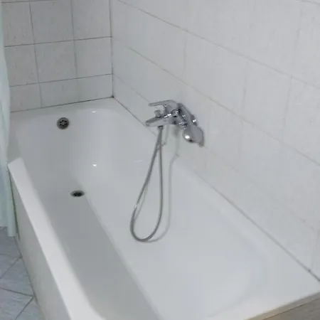 Center Apartment-sleeps5-balcony-live Neighborhood شقة سالونيك