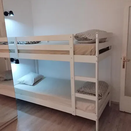 Center Apartment-sleeps5-balcony-live Neighborhood *